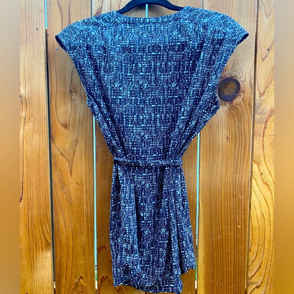 Liz Claiborne V-Neckline Sleeveless Blouse Stretch Wrap Around Belt Size Medium - Picture 5 of 7